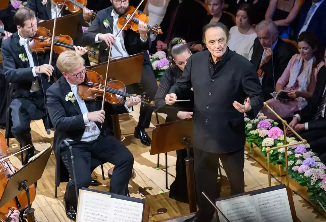 Czech Philharmonic, Charles Dutoit
