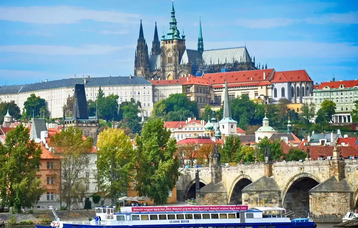 Prague Combo : Intérieurs du Château de Prague, visite en bus et croisière sur la Vltava - aperçu de l'image